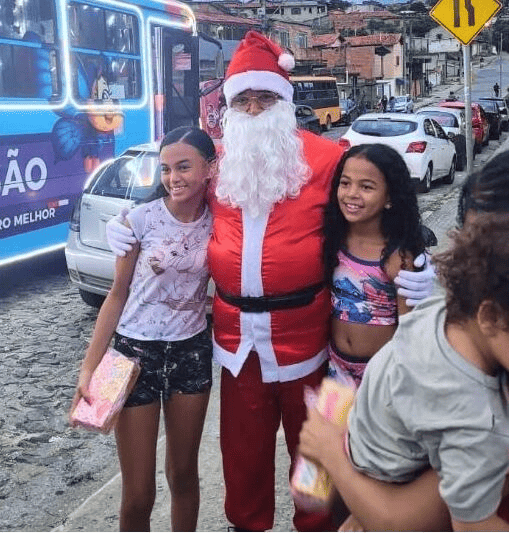Ação social de Natal levando esperança às crianças